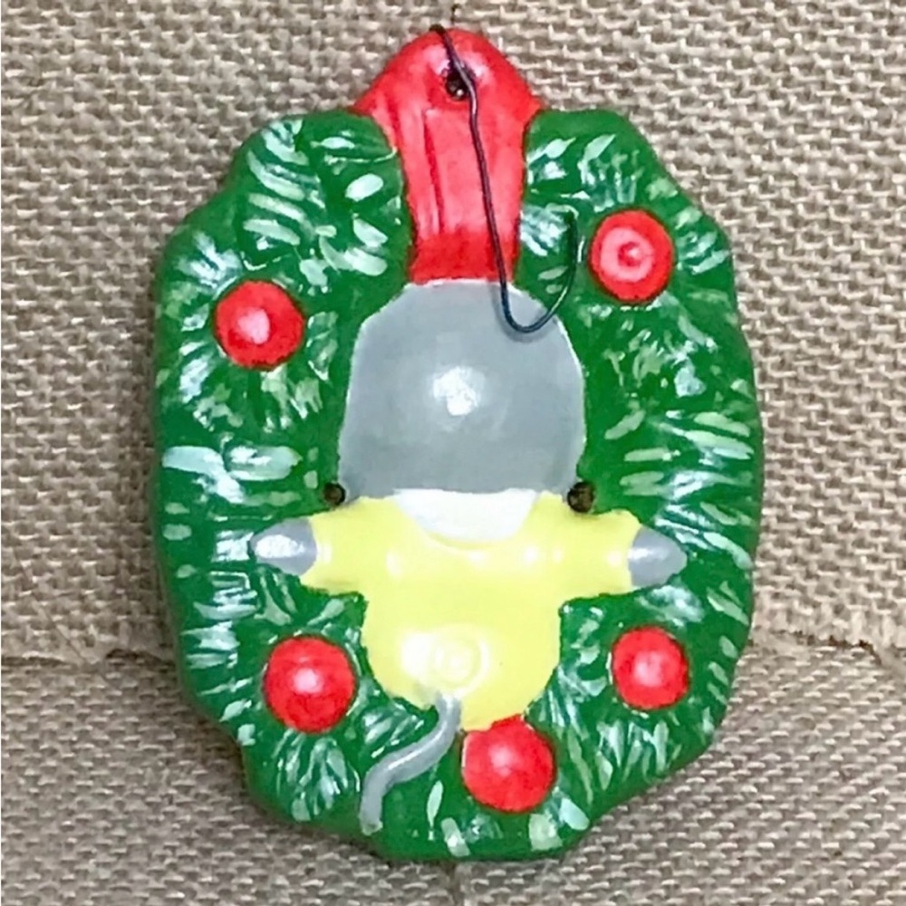Vintage Handmade Mouse In Wreath Ceramic Ornament Hobbyist Christmas Kitsch Fun - Picture 2 of 4